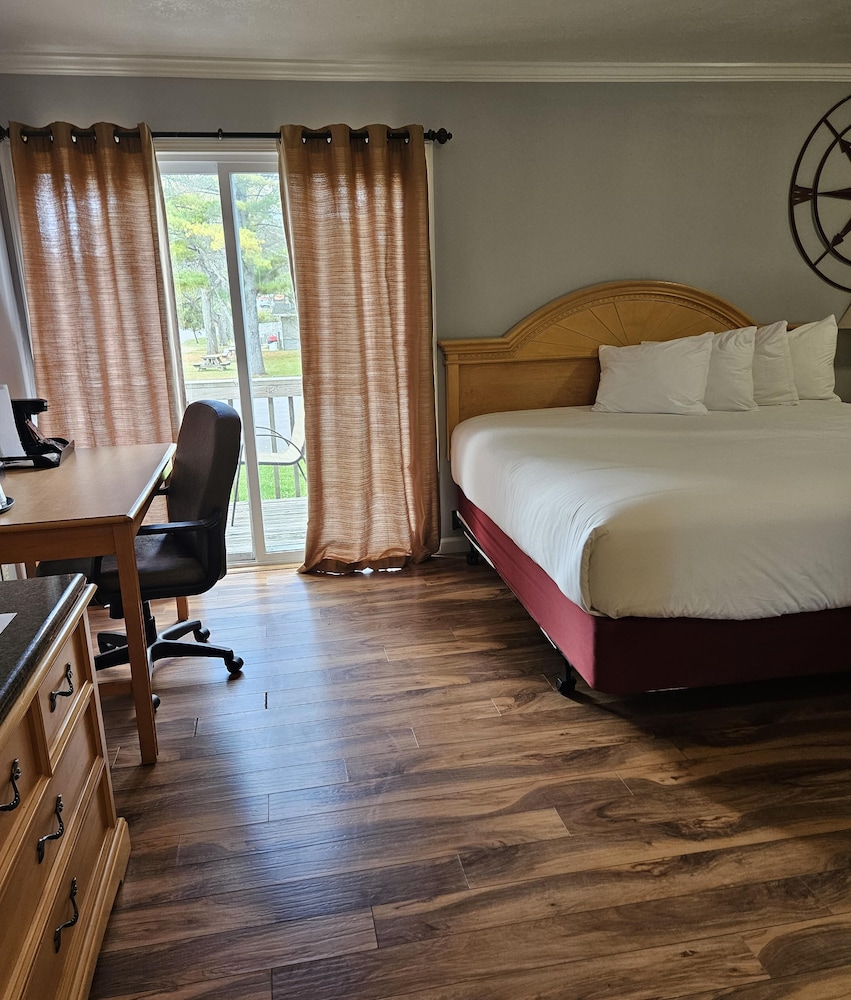 1 King & 1 Full Bed with Kitchenette and Deck