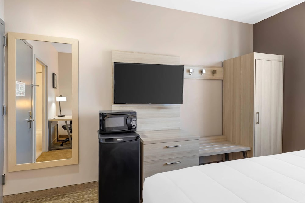 Standard Room, 1 King Bed, Non Smoking - Photo 2