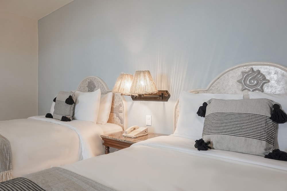 Standard Room, 2 Queen Beds, Garden View photo 1