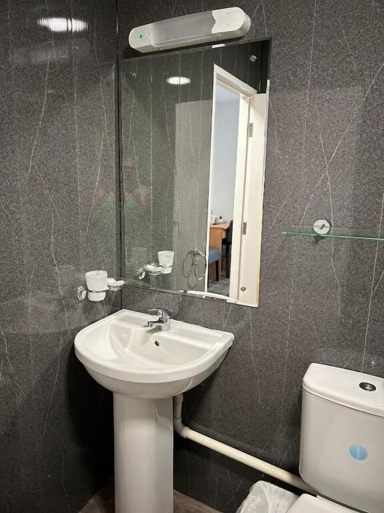 Standard Double or Twin Room - Photo 8