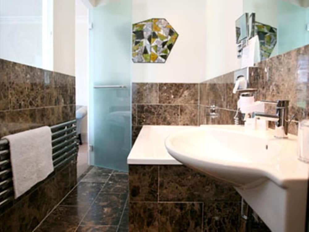 Standard Twin Room - Photo 5