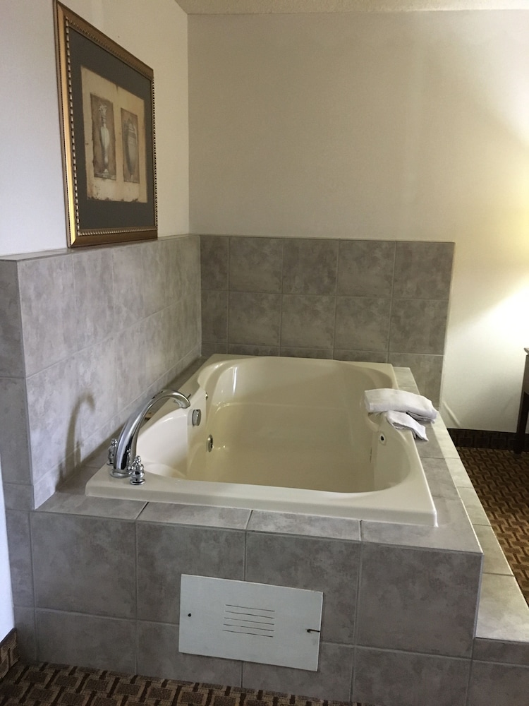 King Room with Hot Tub photo 3