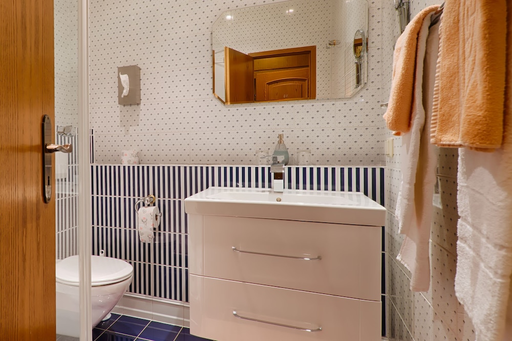 Standard Triple Room, Private Bathroom - Photo 4