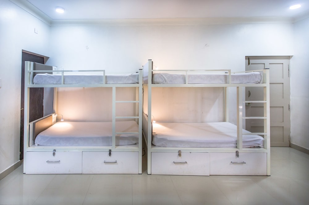 6 Bed Deluxe Mixed Dormitory photo 3