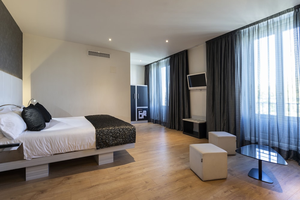 Junior Suite, Balcony, City View