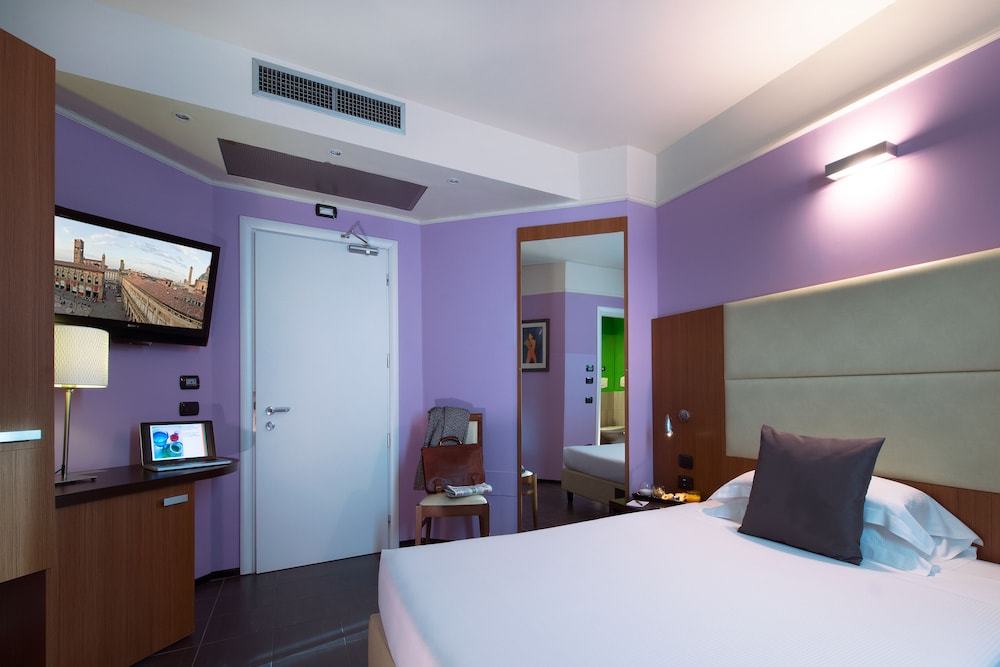 Classic Double Room Single Use thumbnail 5