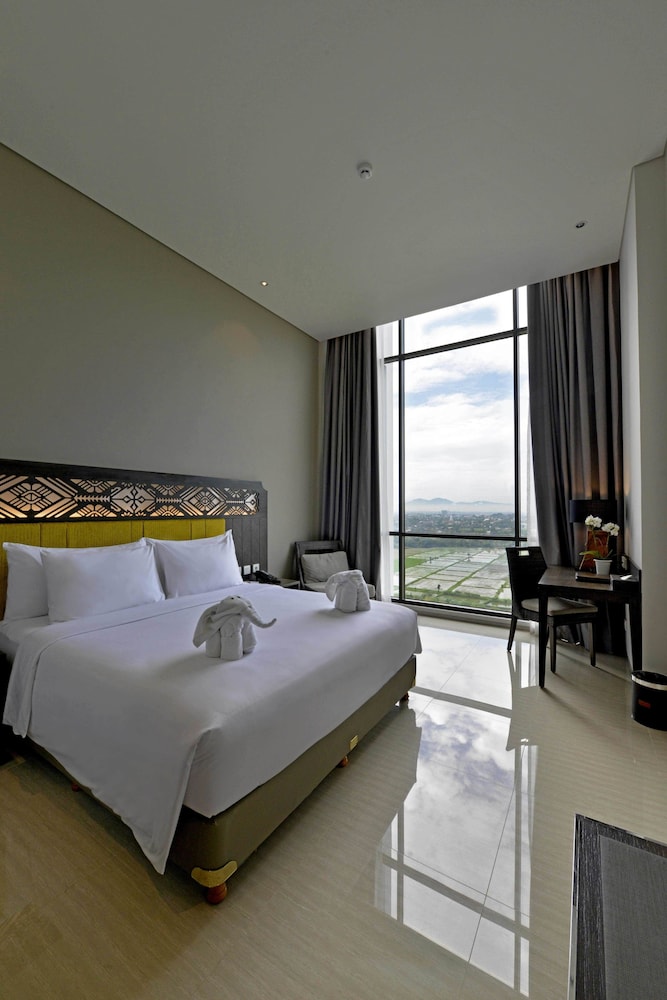 Deluxe Room, 1 Queen Bed photo 3