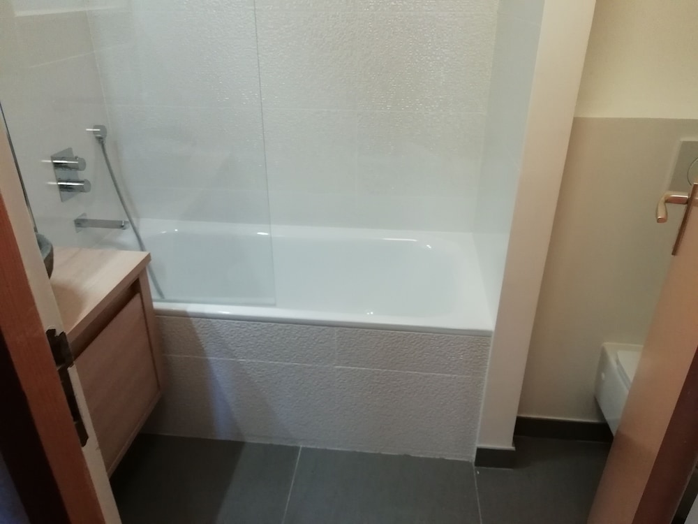 4 Room Apartment 8 People and 1 baby, 2 bathrooms, balcony photo 3
