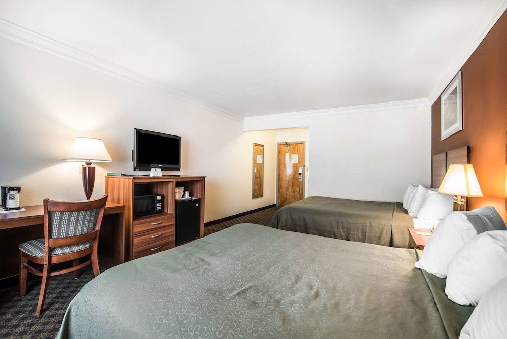 Standard Room, 2 Queen Beds, Non Smoking photo 2