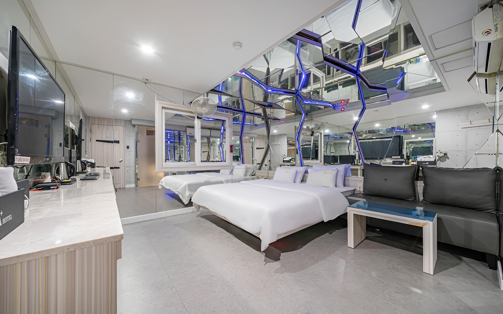 Room (Mirror Room (Netflix EV Charger Parki) photo 1