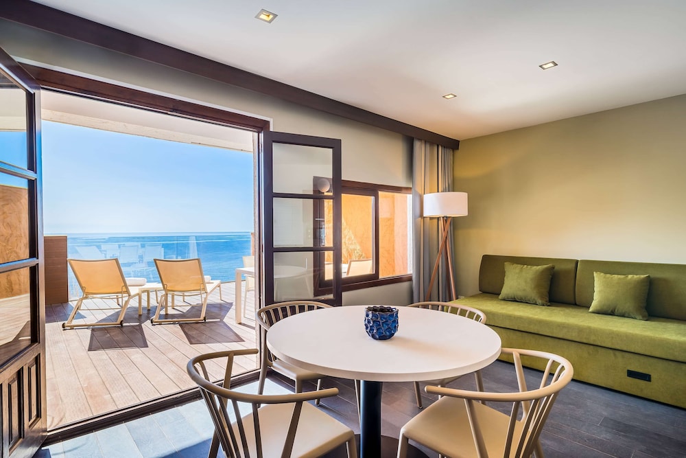Deluxe Suite, Sea View (Junior) - Photo 2