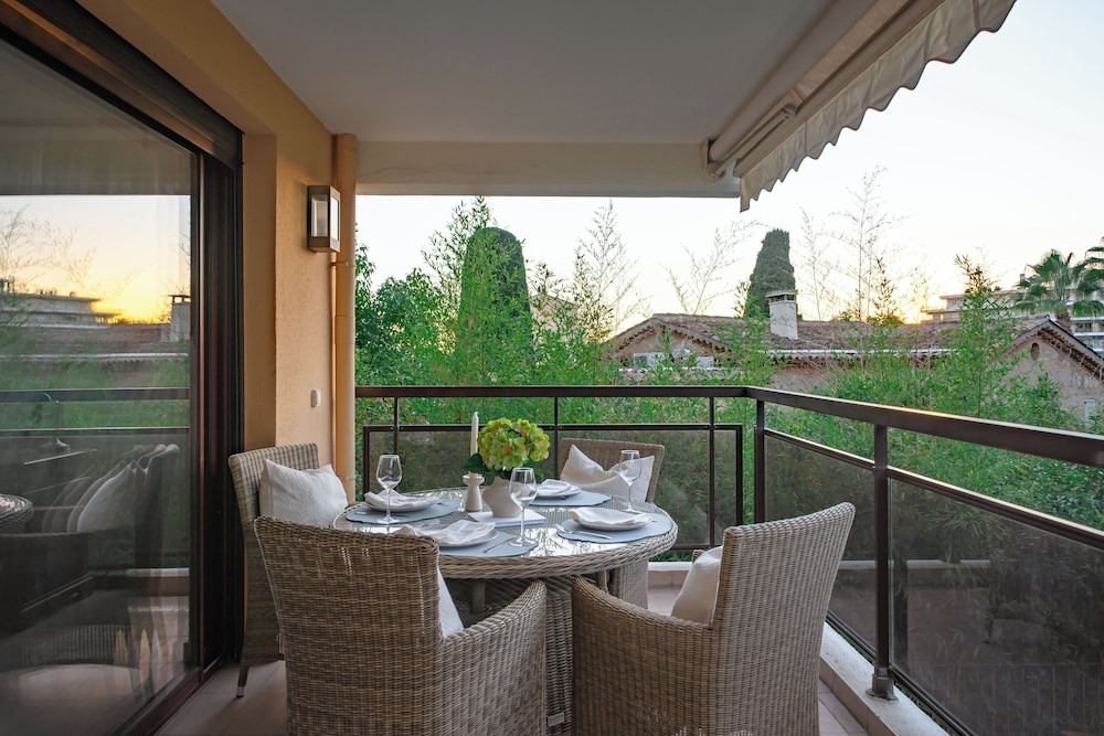 Deluxe Apartment, 1 Queen Bed with Sofa bed, Balcony, Garden View