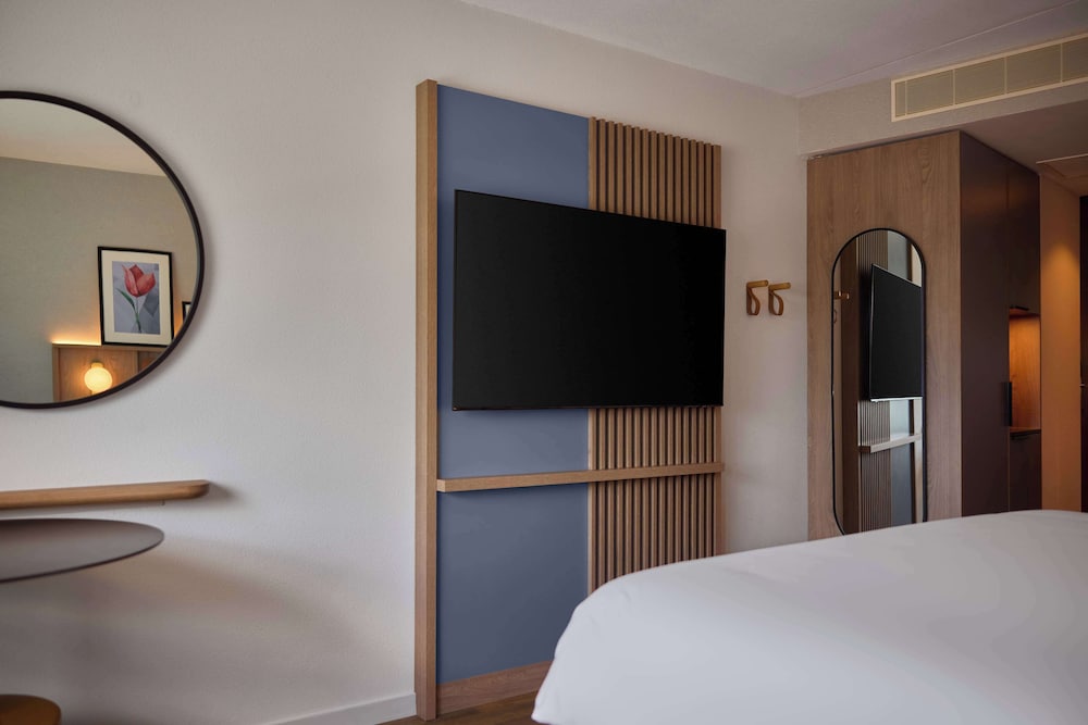 Suite, 1 King Bed, Accessible photo 2
