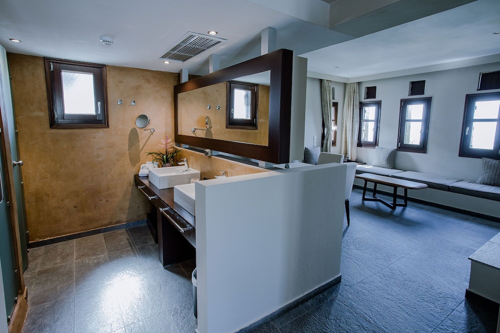 Deluxe Suite - Photo 7