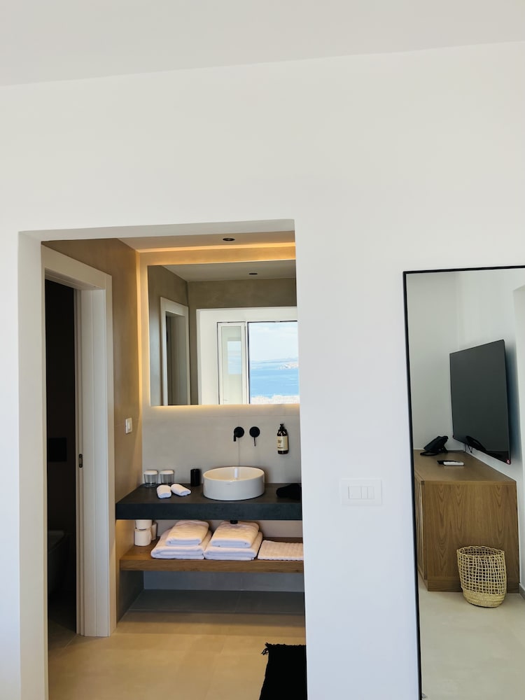 Deluxe Suite, Sea View - Photo 17