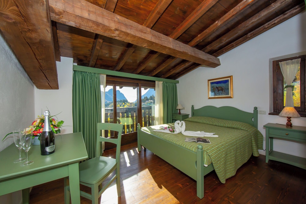 Family Apartment, Multiple Bedrooms, Mountainside (Liano Rosa-view lake & parking) photo 2