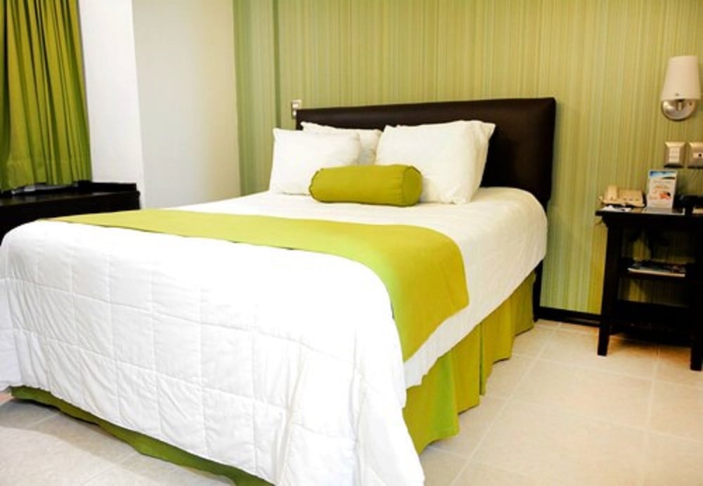Standard Room, 1 Queen Bed photo 3
