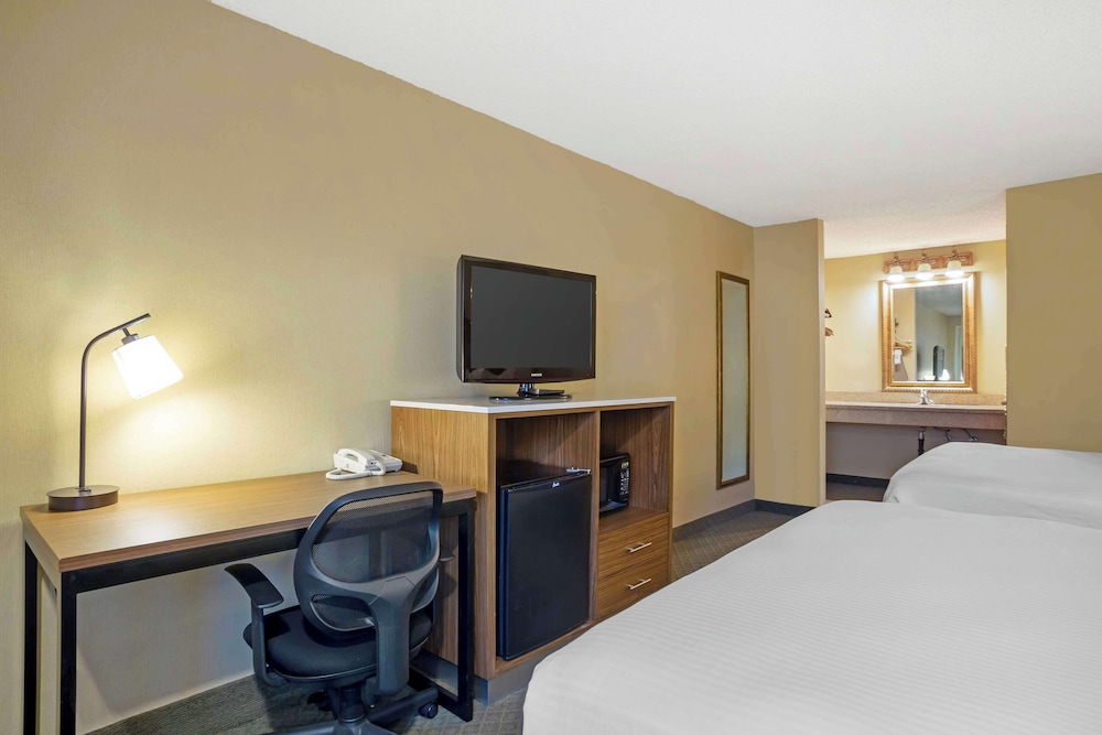 Standard Room, 2 Queen Beds, Accessible, Refrigerator & Microwave (with Sofabed) photo 3