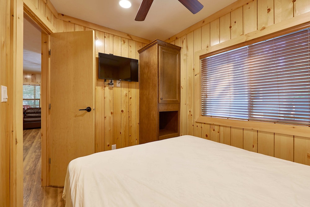 Two Bedroom Family Cottage (Linens not provided) photo 1