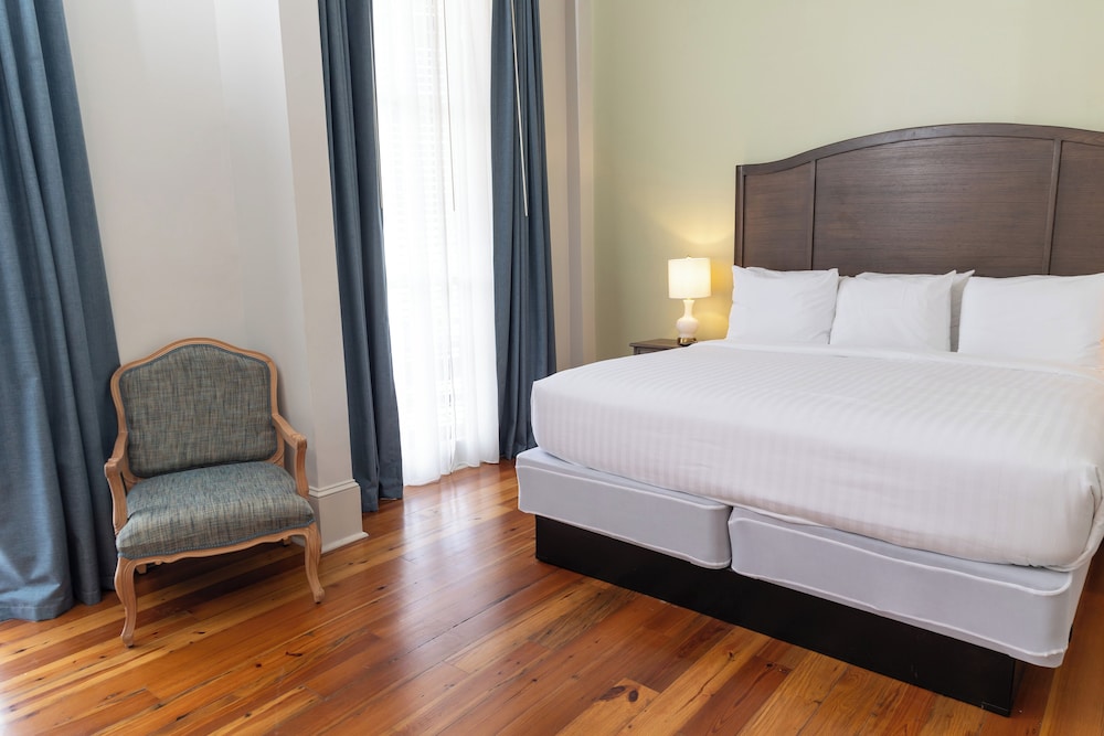 Deluxe Room, 1 King Bed - Photo 8