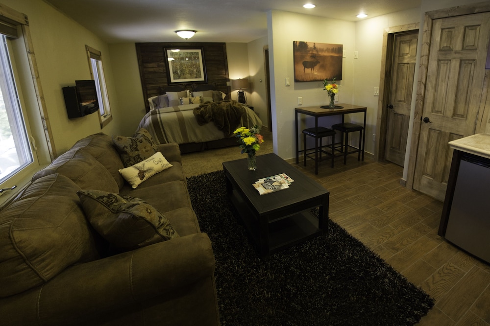 Luxury Suite, 1 Bedroom, Refrigerator & Microwave photo 2