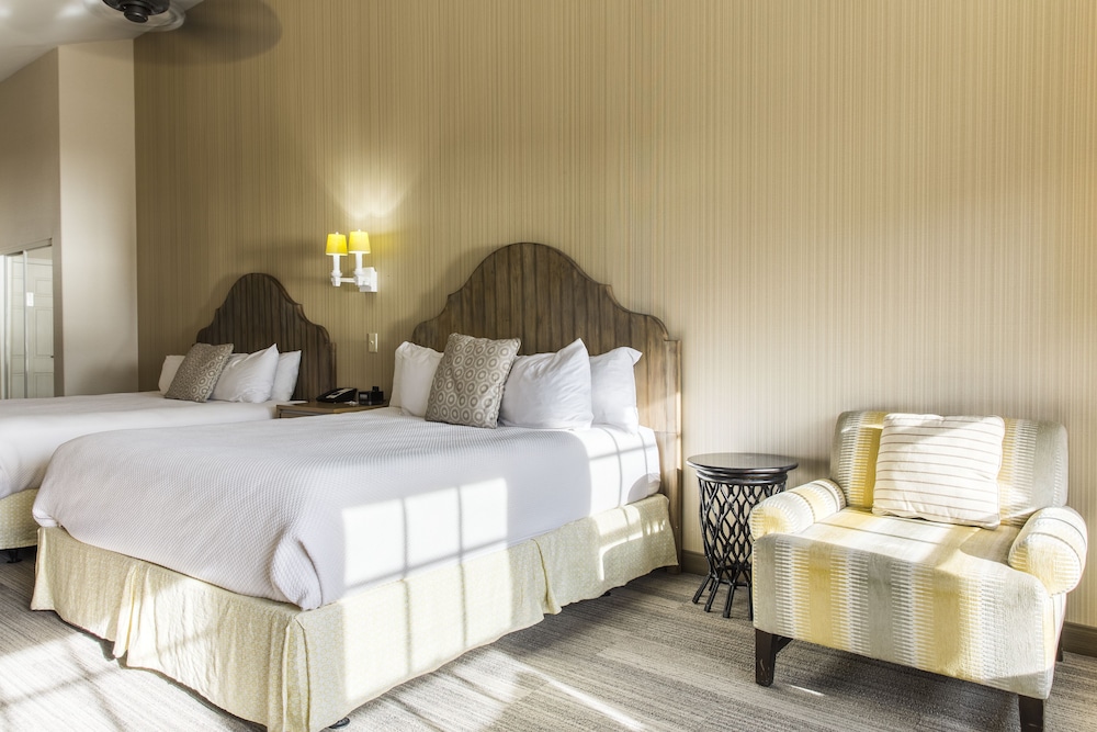 Deluxe Room, 2 Queen Beds, Partial Ocean View