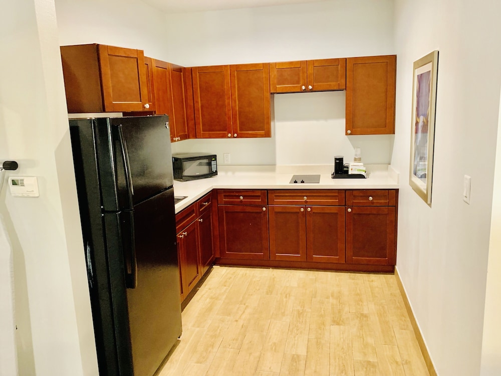 Suite, 1 King Bed, Non Smoking, Kitchenette photo 3