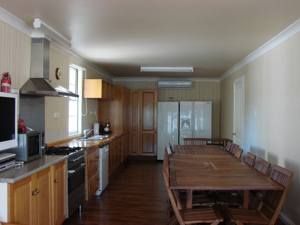 Classic Cottage, 3 Bedrooms, Kitchen, River View (COTTAGE) photo 3