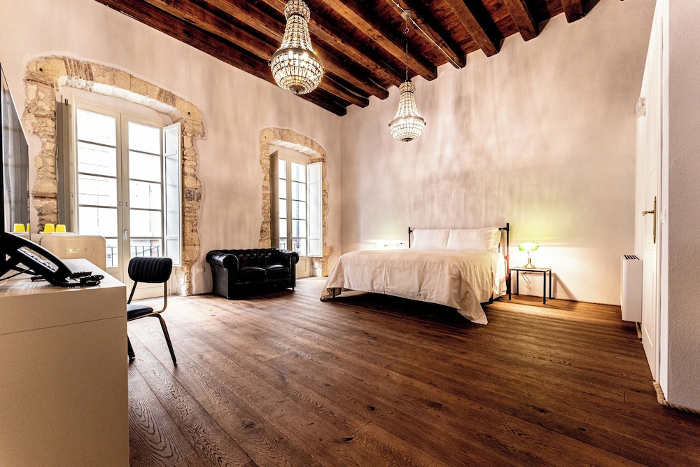 Standard Studio Suite, Balcony, City View