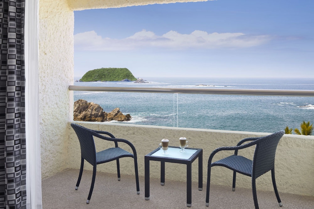 Deluxe Room, 1 King Bed, Oceanfront (Preferred Club) - Photo 3