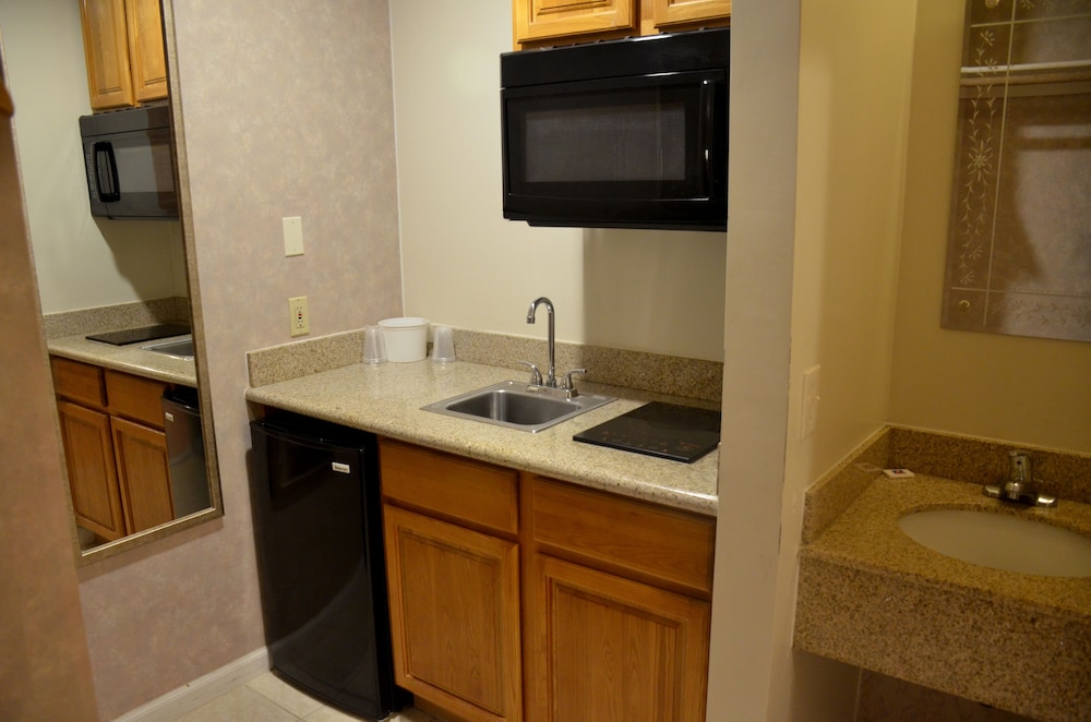 Deluxe Room, 1 King Bed, Non Smoking, Kitchen photo 1