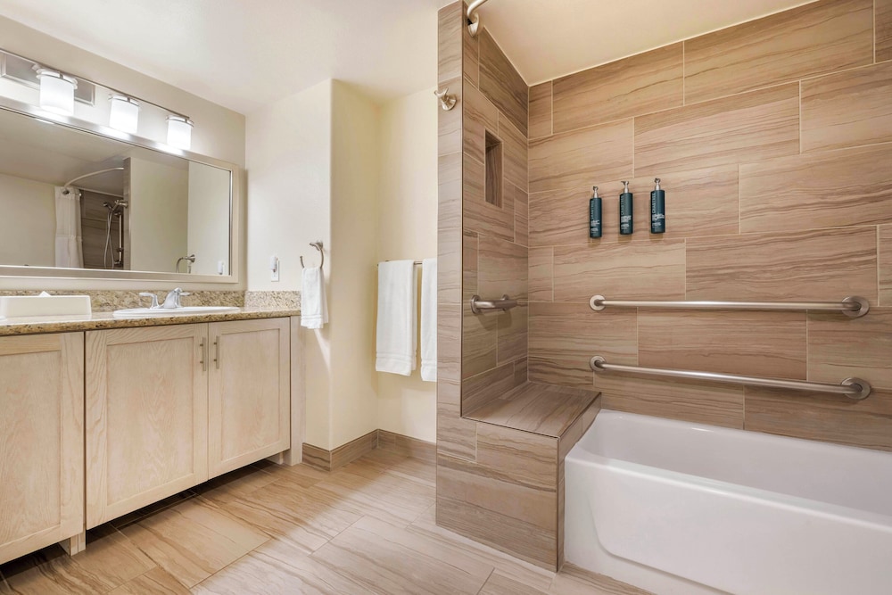 2 Bedroom Ocean View 1 King 2 Twins Access Tub