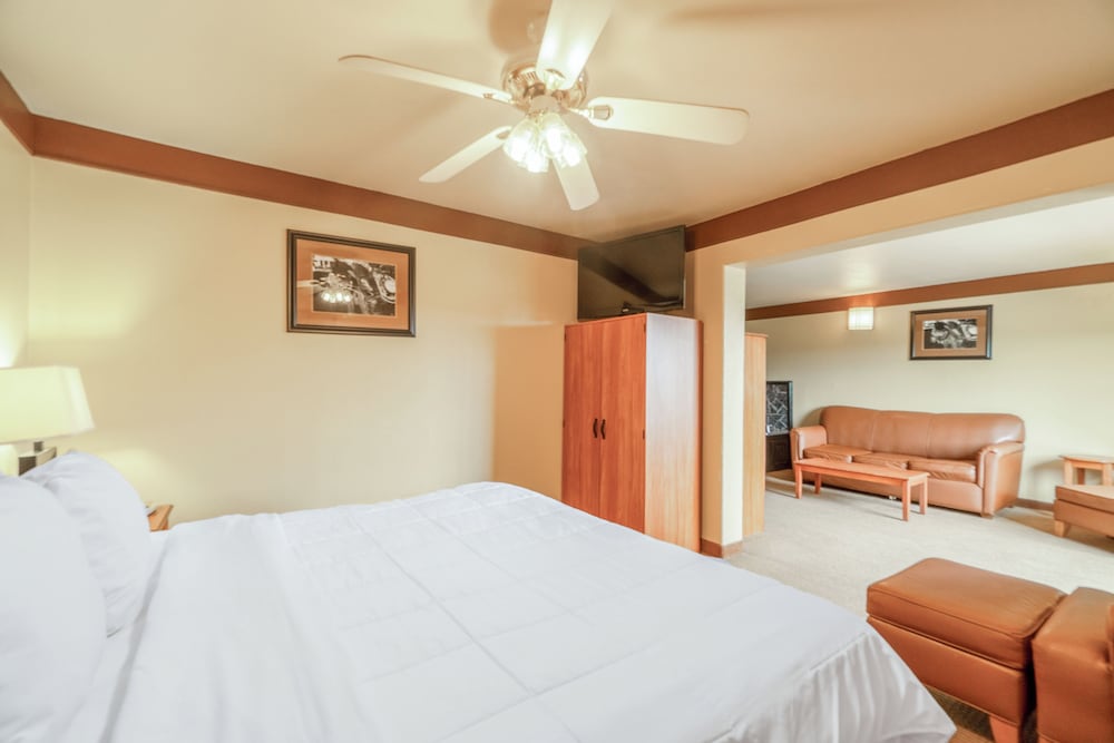 Suite, 1 King Bed, Non Smoking (Jacuzzi Tub) - Photo 11