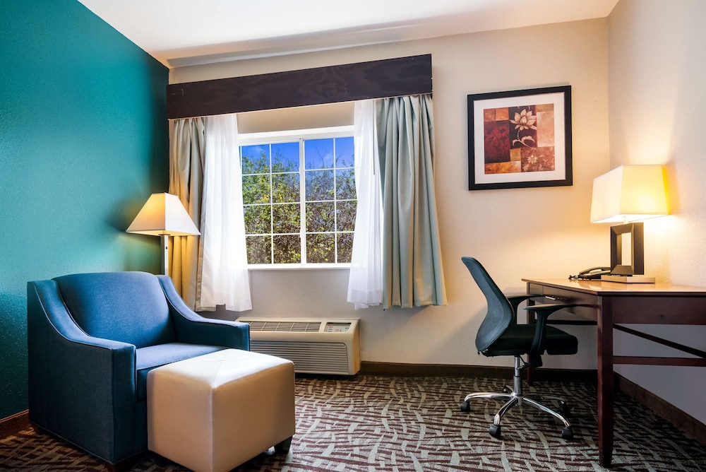 Standard Room, 1 King Bed, Non Smoking, Refrigerator & Microwave (Larger Room) - Photo 1