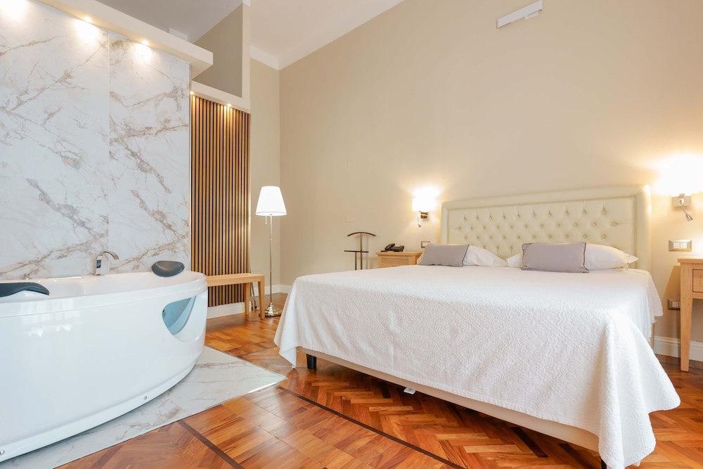 Deluxe Room with Private Spa - Photo 1