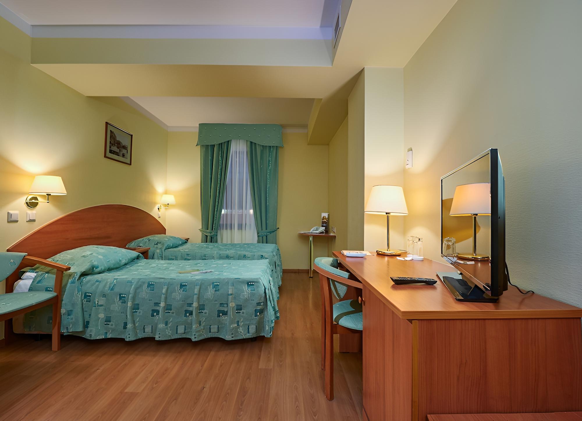 Comfort Room (For fire safety reasons, the window in the room does not open) photo 1