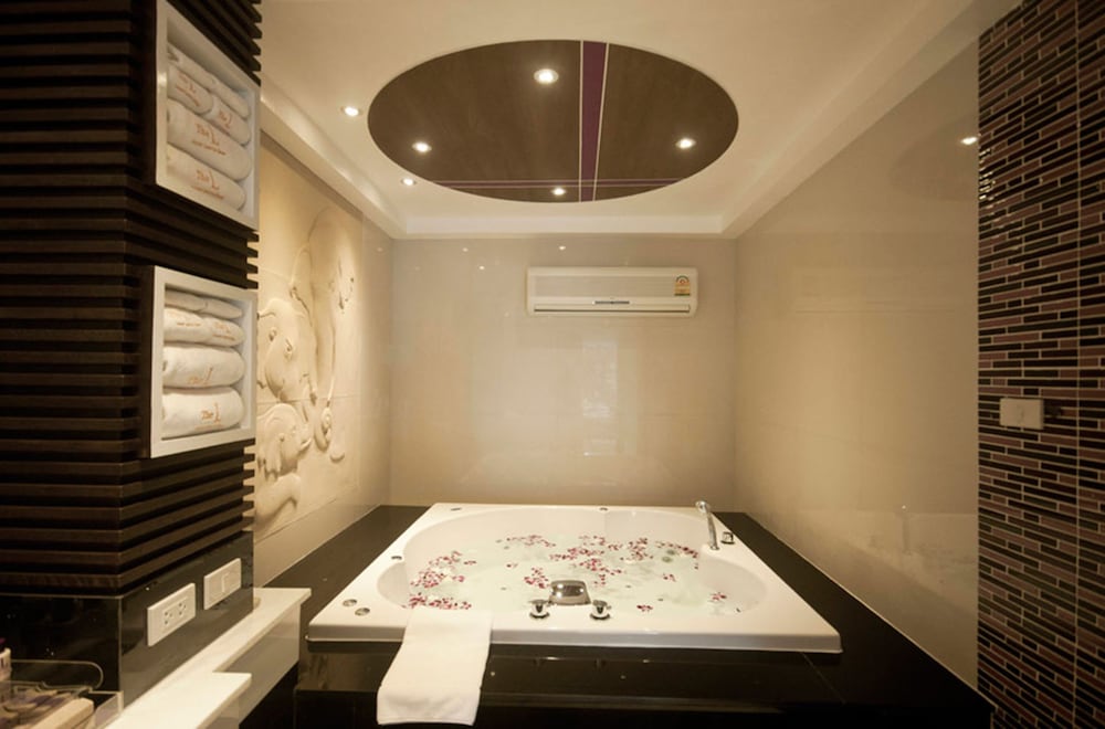 Executive Suite, 2 Bedrooms, Jetted Tub (The L) - Photo 7