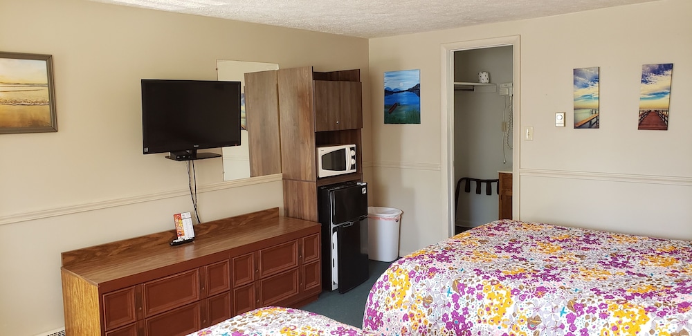 Basic Single Room, 2 Queen Beds, Balcony photo 2