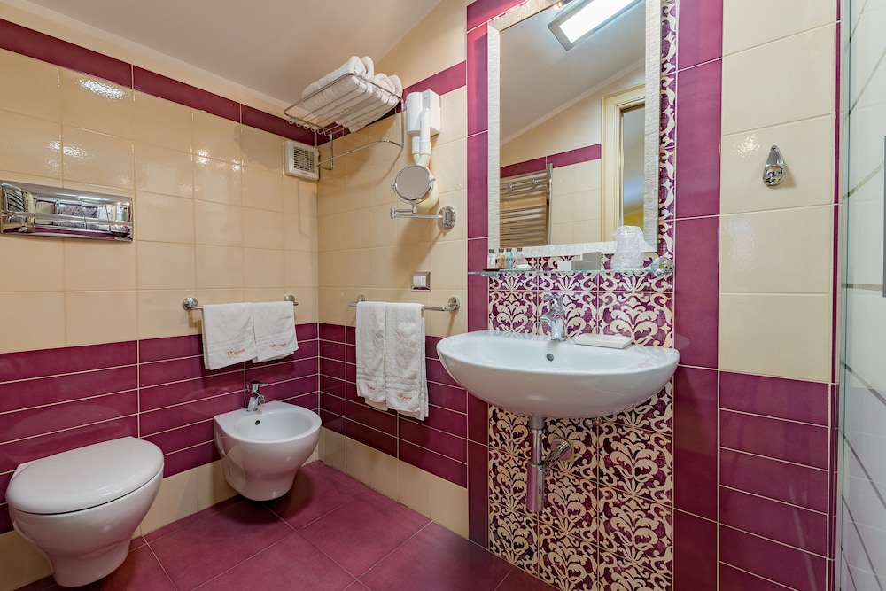 Basic Triple Room, City View (301) - Photo 8
