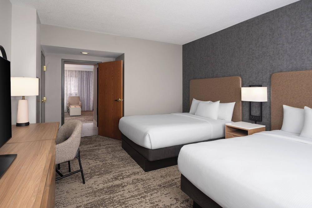 Suite, 2 Queen Beds, Accessible, Bathtub (Mobility & Hearing) - Photo 2