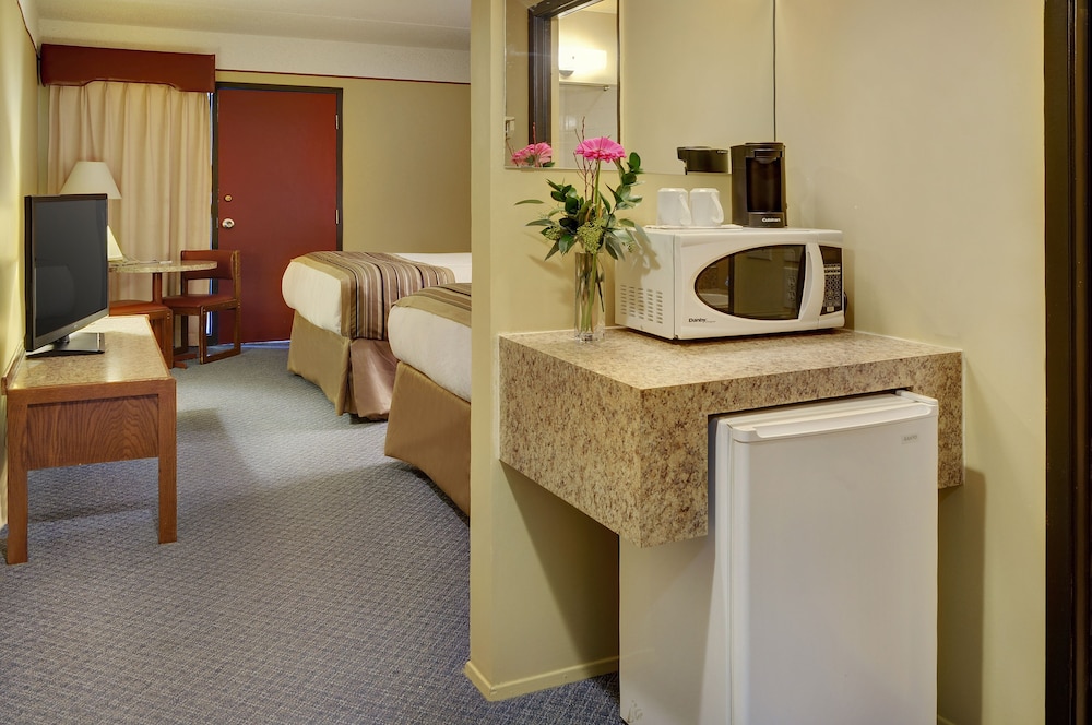 Basic Room, 2 Queen Beds photo 2
