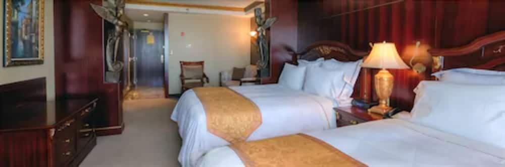 Studio Suite, 2 Queen Beds, Non Smoking - Photo 3