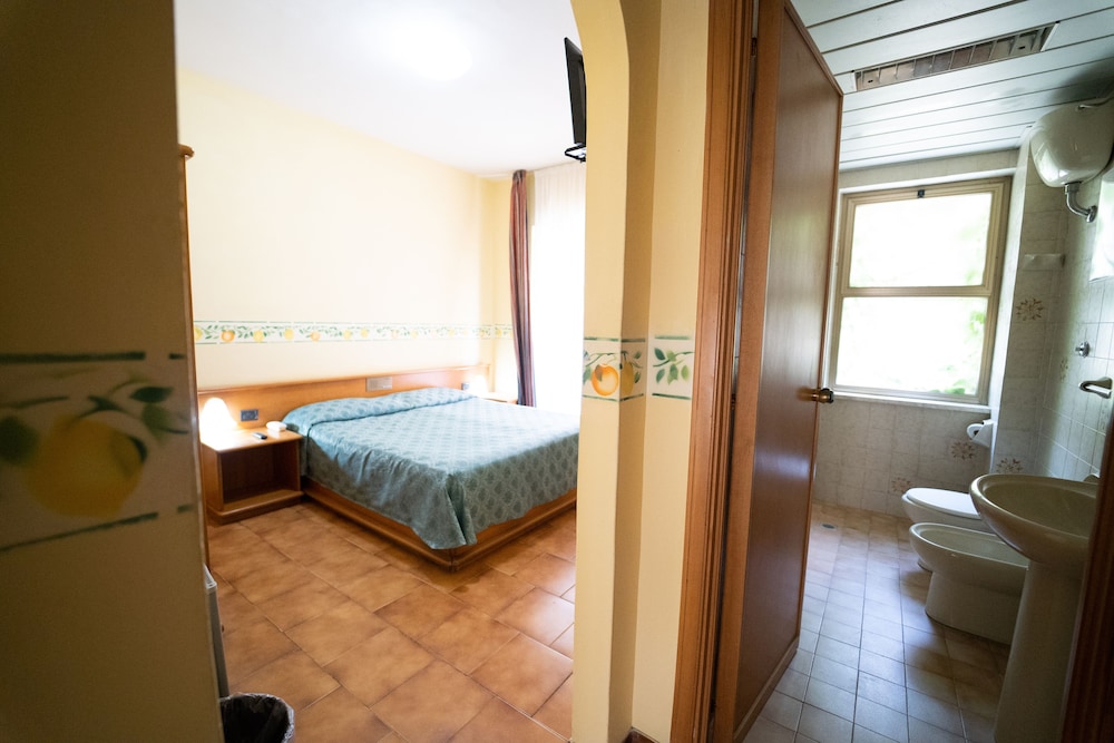 Room, Balcony - Photo 4