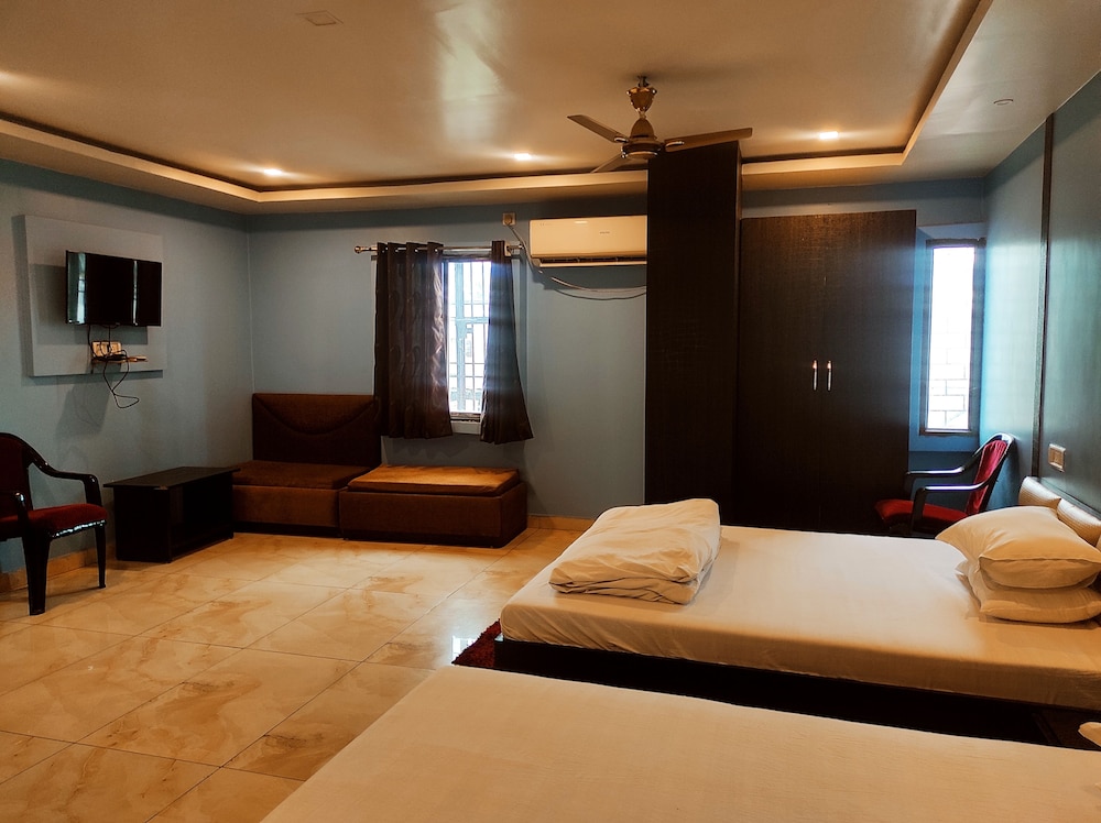 Suite - Photo 1