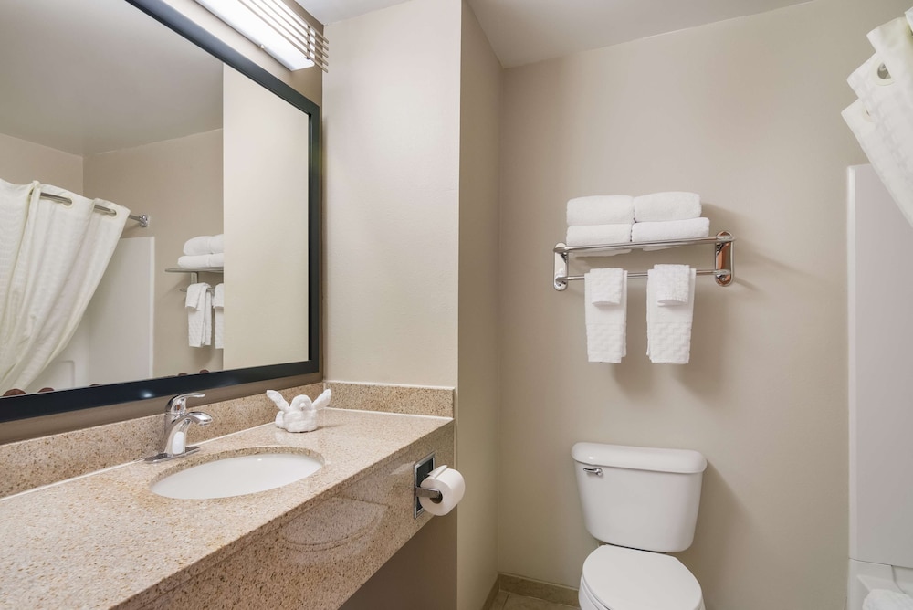 Standard Room, 2 Queen Beds, Non Smoking, Refrigerator & Microwave photo 3