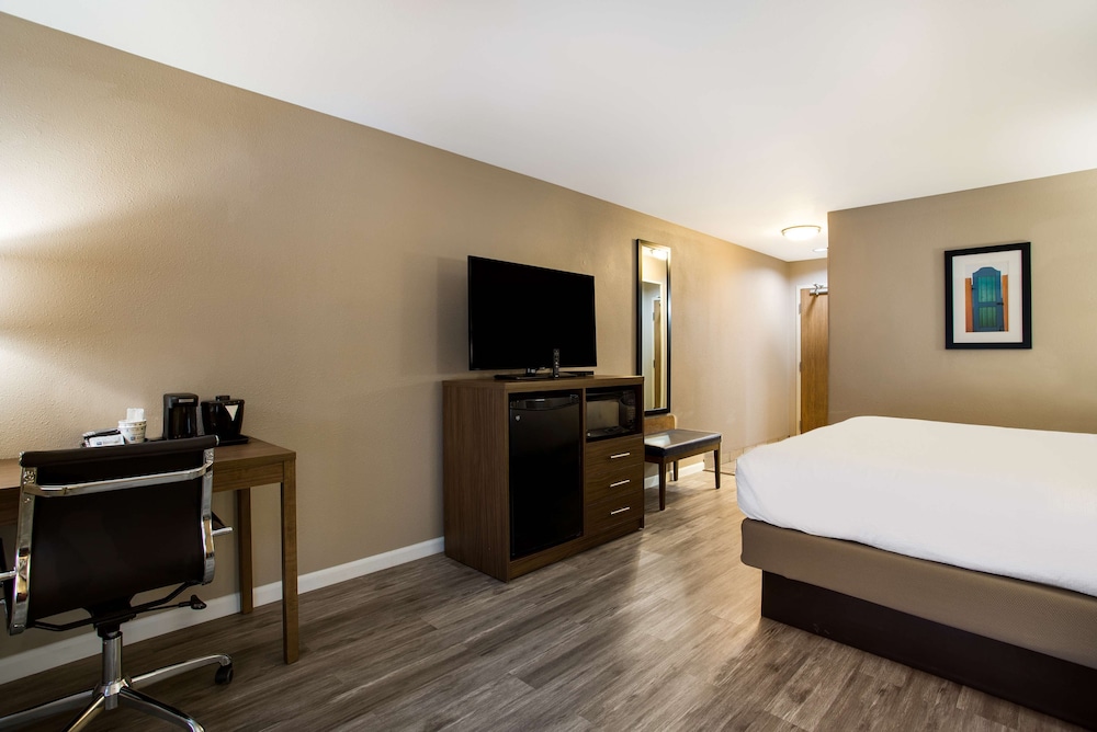 Standard Room, 1 King Bed, Non Smoking, Refrigerator & Microwave - Photo 2