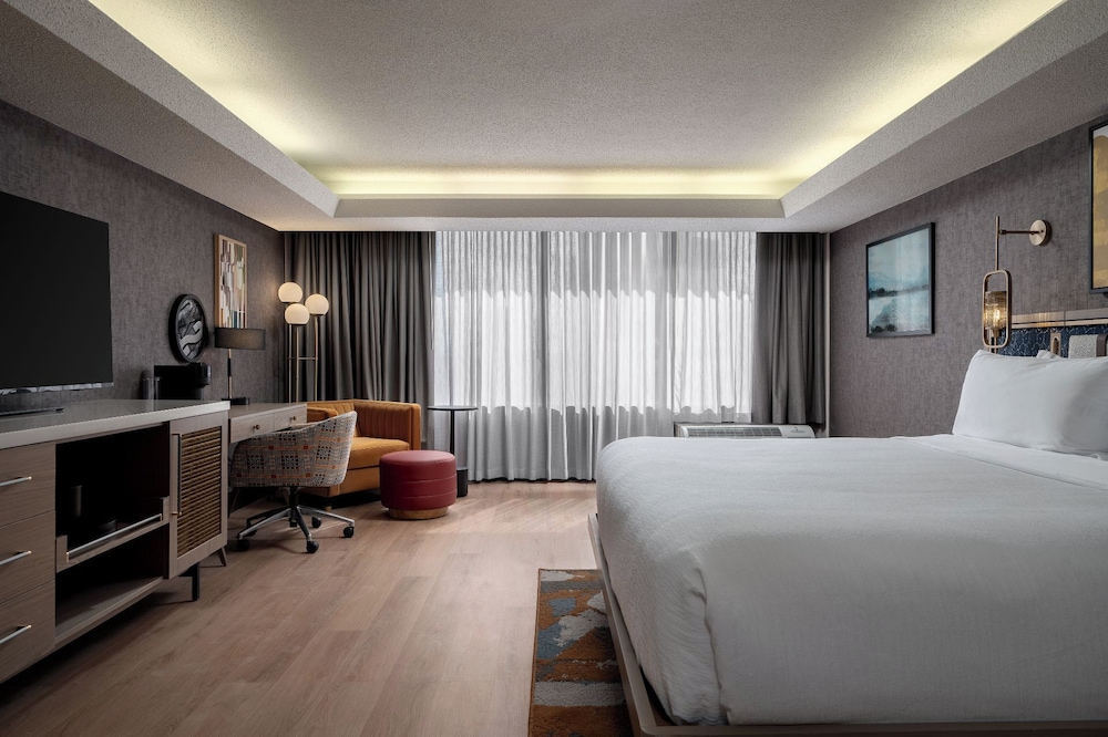 Premium Room, 1 King Bed - Photo 3