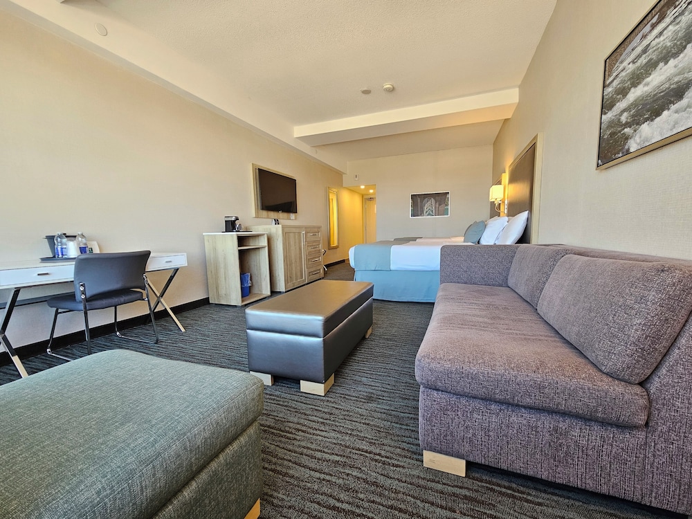 Riverview Jr Suite, 2 Queen beds & Sofa bed photo 2