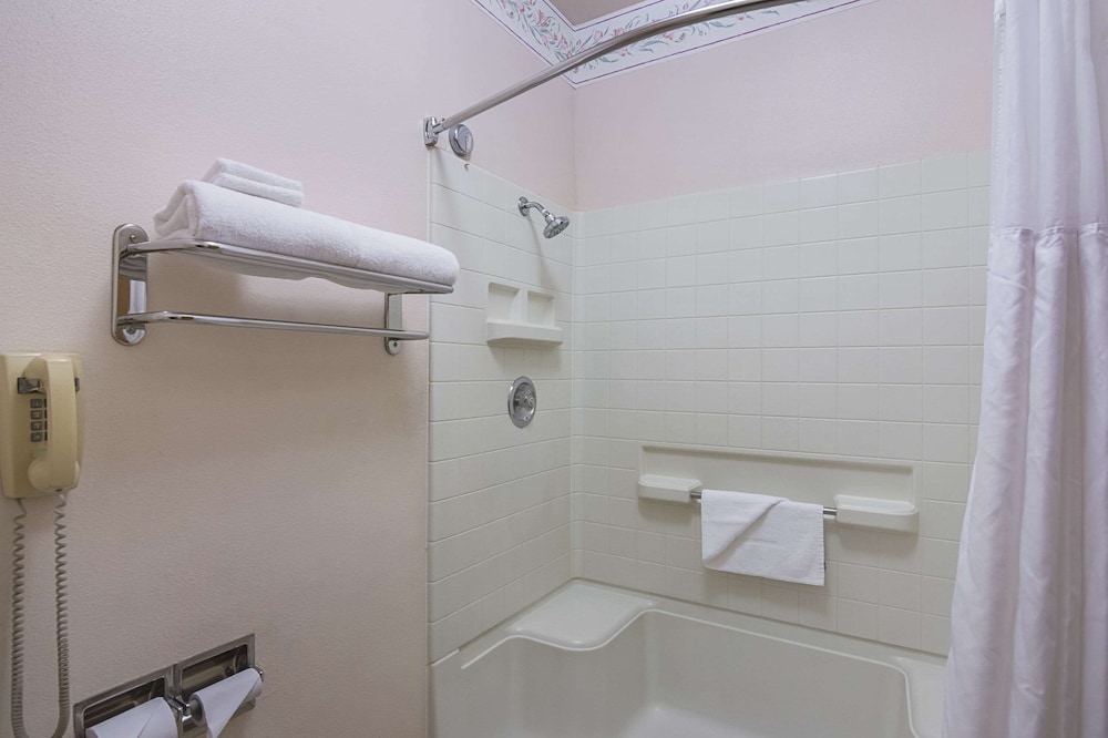 Standard Room, 1 King Bed, Non Smoking - Photo 5