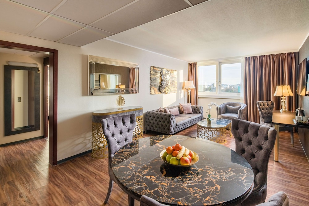 Suite, 1 King Bed (Converts to 2 Twin Beds;with Sofabed)